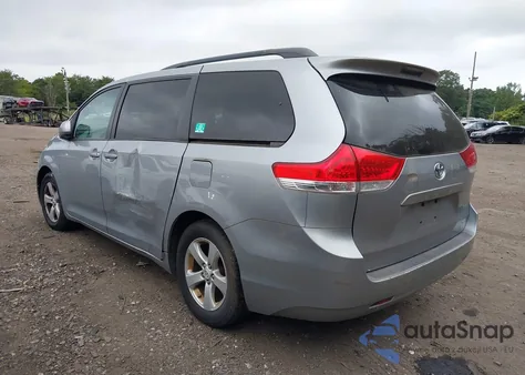 2011 Toyota Sienna Le V6 z USA, uszkodzony, nr VIN 5TDKK3DC2BS044879